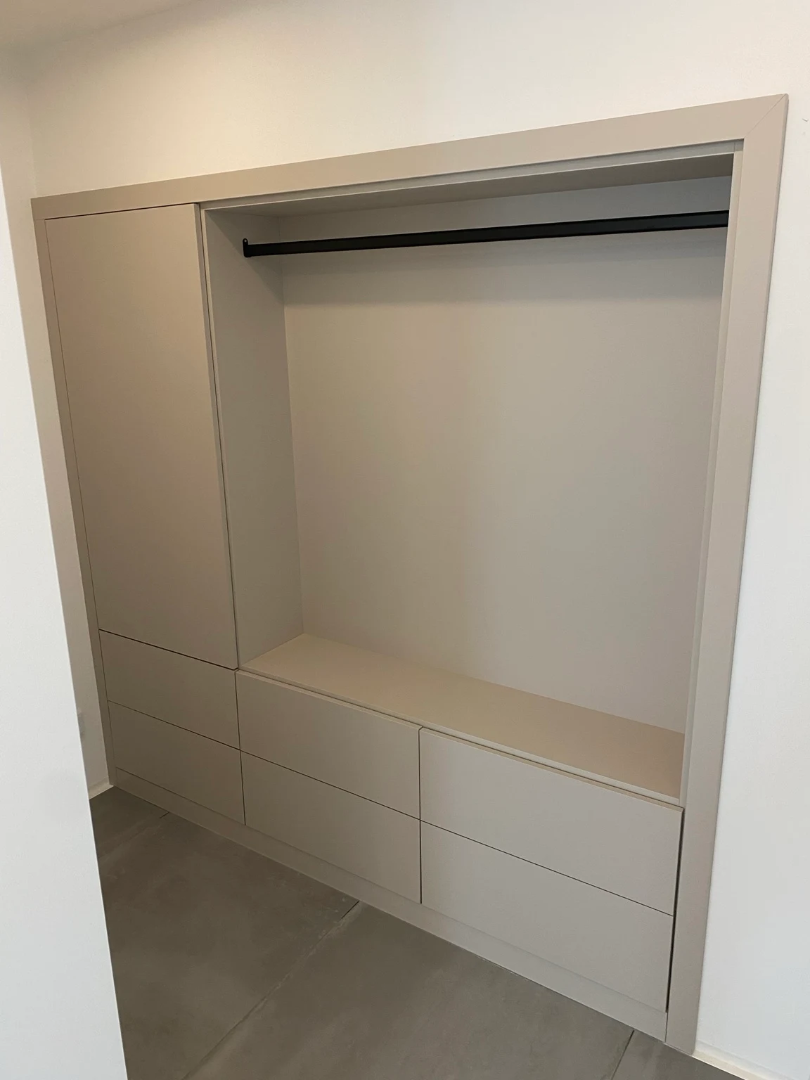 Einbauschrank mit Schubladen und offener Garderobennische