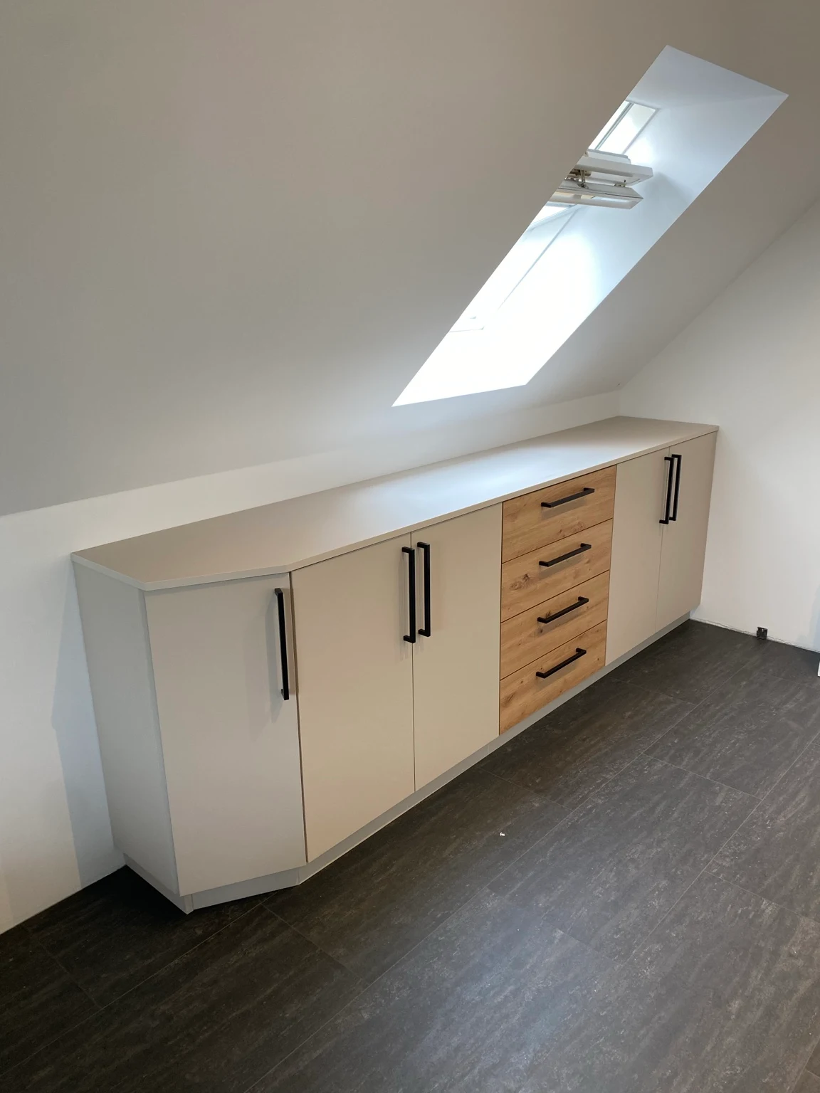 Maßgefertigter Schrank unter einer Dachschräge