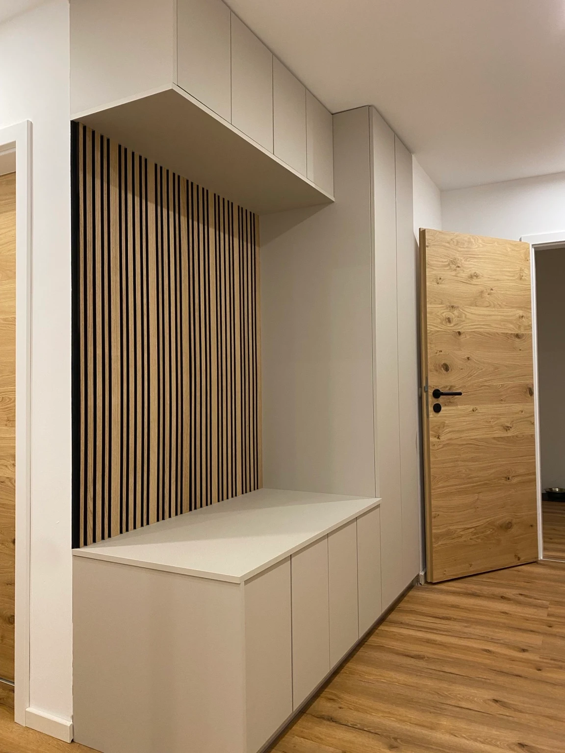 Garderobe mit Sitzbank und Eichenlamellen